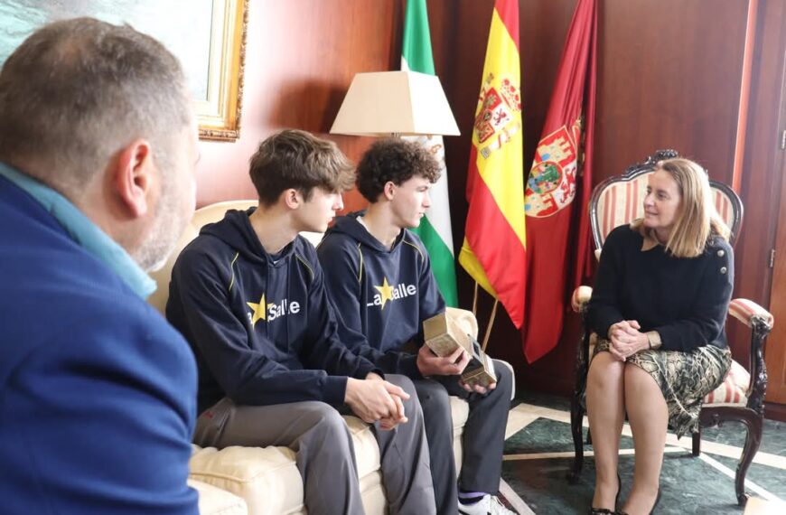 Aurora Salvador recibe a Hugo Trillo y Mario Montesinos tras el galardón recibido por el corto ‘Vienen de noche’ en los Premios MAJA